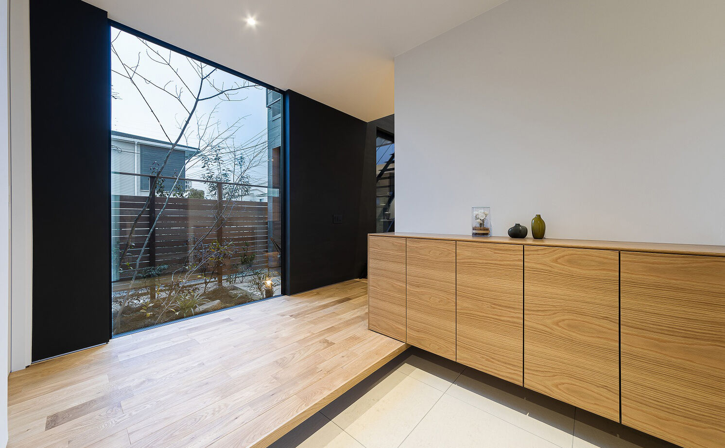 スタジオ・チッタ 【4380万円／41.1坪／間取り図有り】プライバシーを守り、自然とつながる。中庭を抱くガレージハウスの建築実例画像2