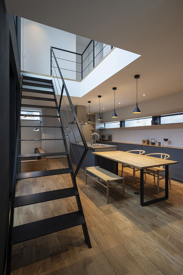 スタジオ・チッタ 【4380万円／41.1坪／間取り図有り】プライバシーを守り、自然とつながる。中庭を抱くガレージハウスの建築実例画像3