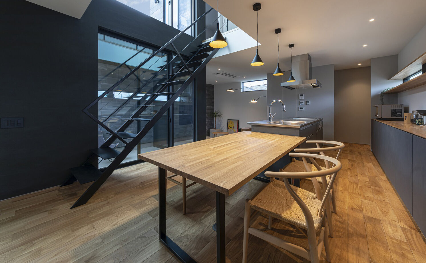 スタジオ・チッタ 【4380万円／41.1坪／間取り図有り】プライバシーを守り、自然とつながる。中庭を抱くガレージハウスの建築実例画像4