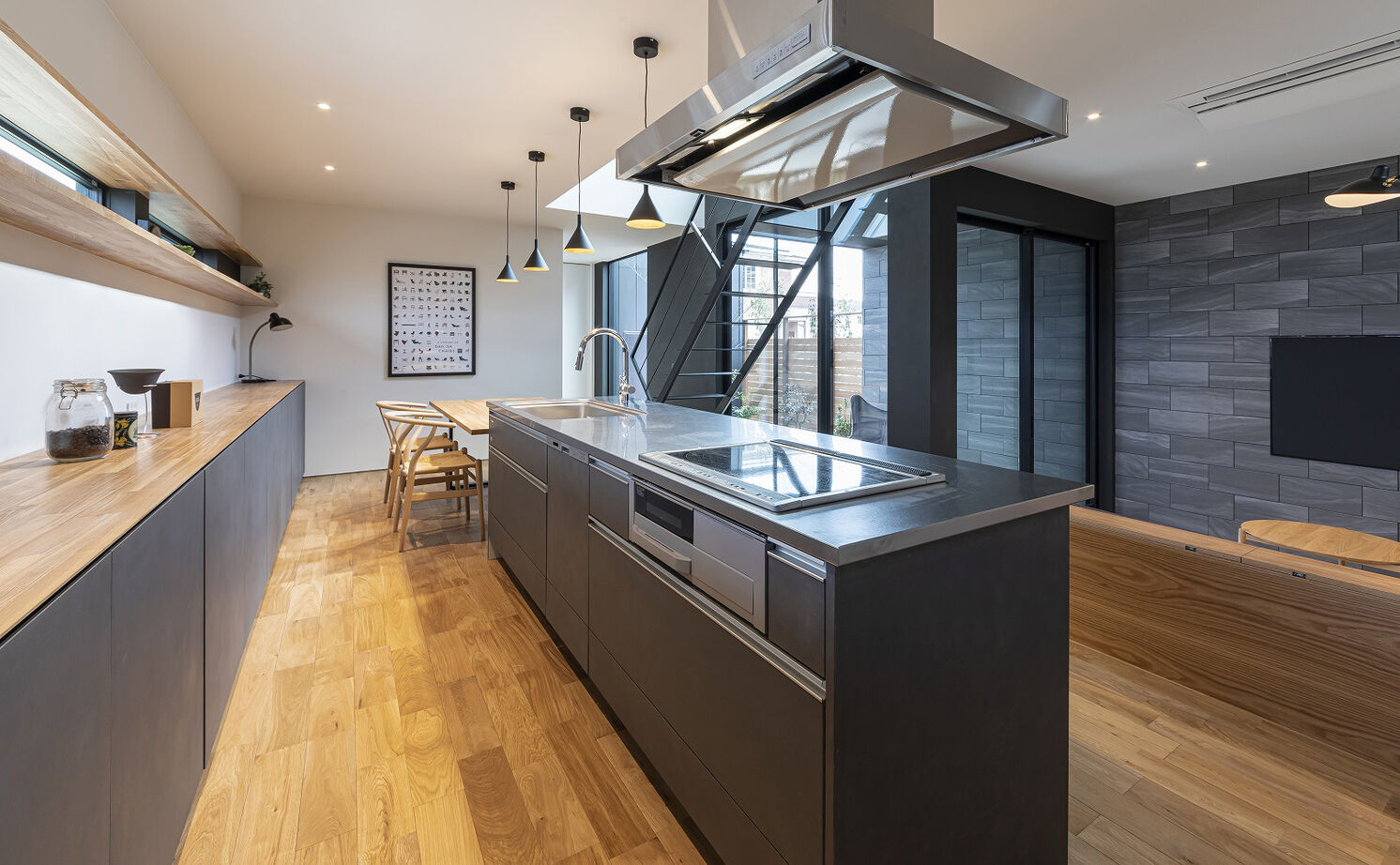 スタジオ・チッタ 【4380万円／41.1坪／間取り図有り】プライバシーを守り、自然とつながる。中庭を抱くガレージハウスの建築実例画像6