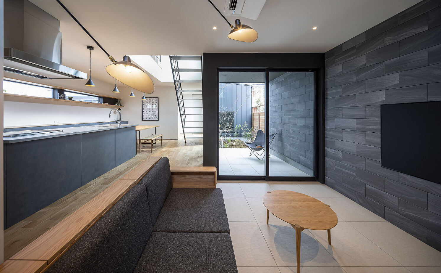 スタジオ・チッタ 【4380万円／41.1坪／間取り図有り】プライバシーを守り、自然とつながる。中庭を抱くガレージハウスの建築実例画像7