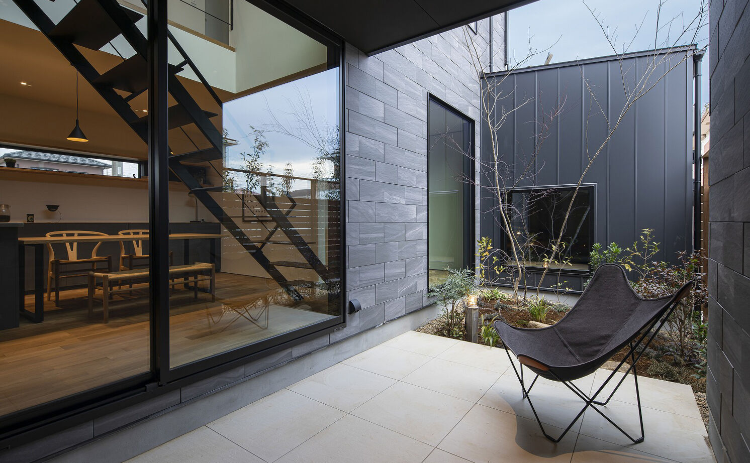 スタジオ・チッタ 【4380万円／41.1坪／間取り図有り】プライバシーを守り、自然とつながる。中庭を抱くガレージハウスの建築実例画像8