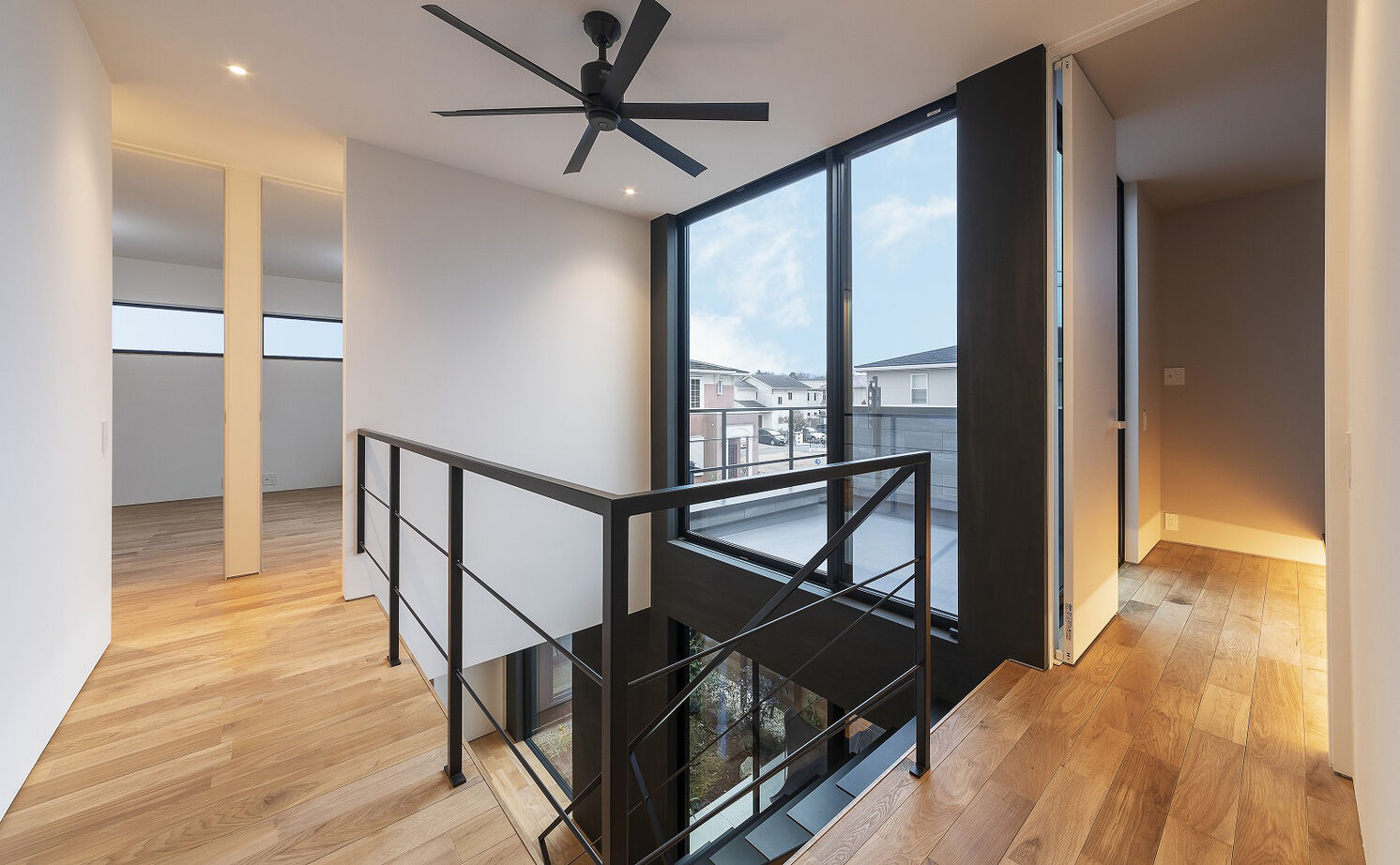 スタジオ・チッタ 【4380万円／41.1坪／間取り図有り】プライバシーを守り、自然とつながる。中庭を抱くガレージハウスの建築実例画像9