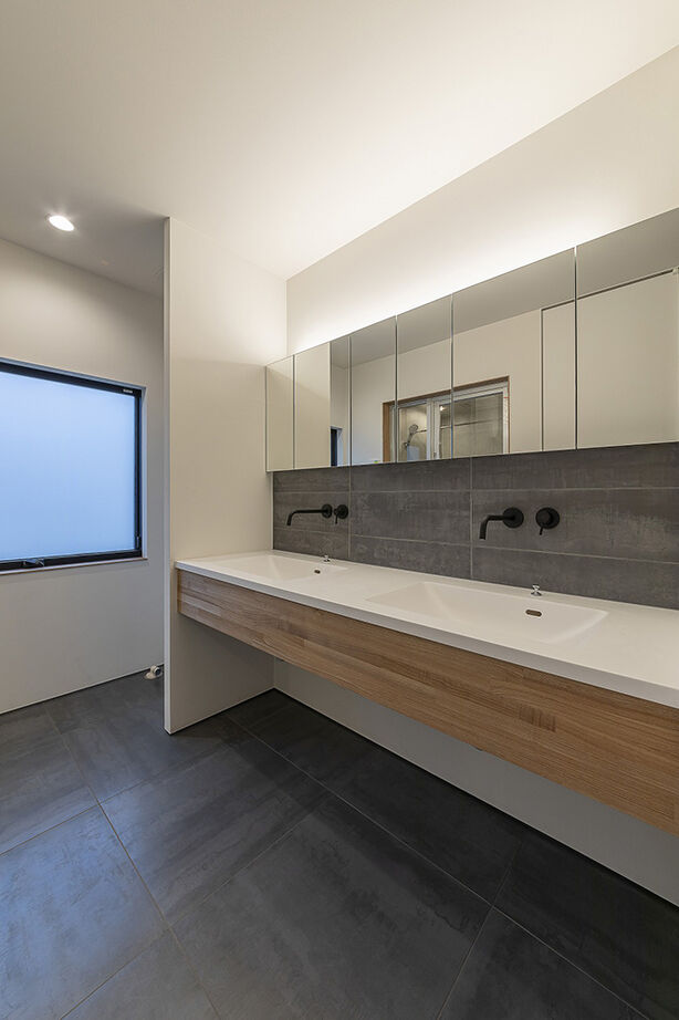 スタジオ・チッタ 【4380万円／41.1坪／間取り図有り】プライバシーを守り、自然とつながる。中庭を抱くガレージハウスの建築実例画像12