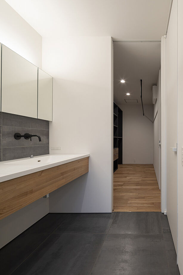 スタジオ・チッタ 【4380万円／41.1坪／間取り図有り】プライバシーを守り、自然とつながる。中庭を抱くガレージハウスの建築実例画像13