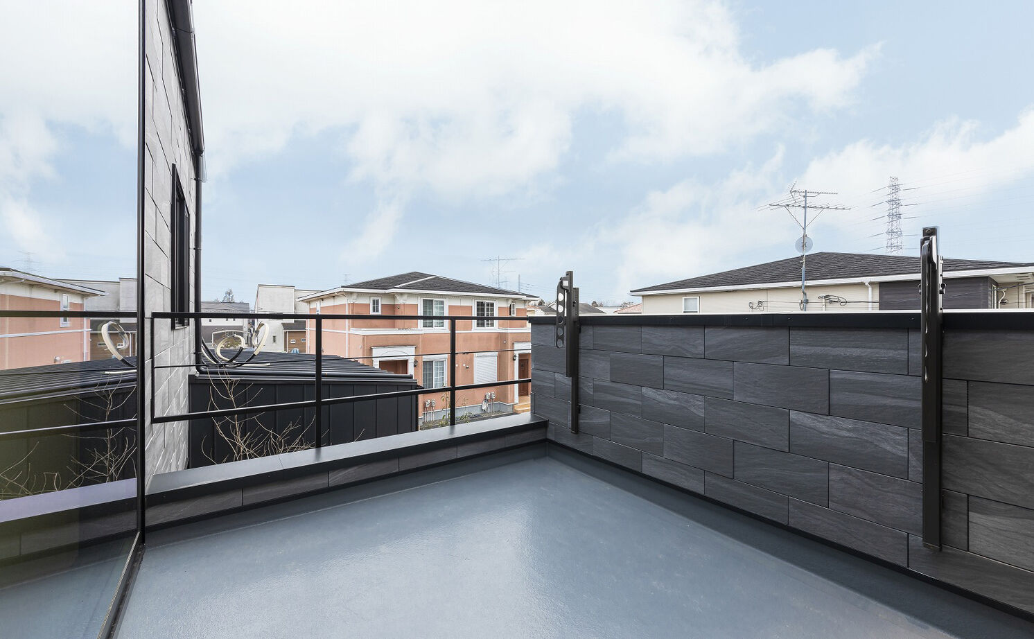 スタジオ・チッタ 【4380万円／41.1坪／間取り図有り】プライバシーを守り、自然とつながる。中庭を抱くガレージハウスの建築実例画像15