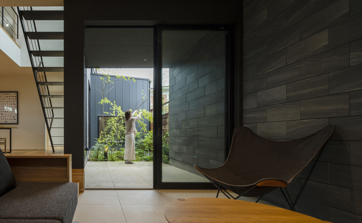 スタジオ・チッタ 【4380万円／41.1坪／間取り図有り】プライバシーを守り、自然とつながる。中庭を抱くガレージハウスの建築実例画像20