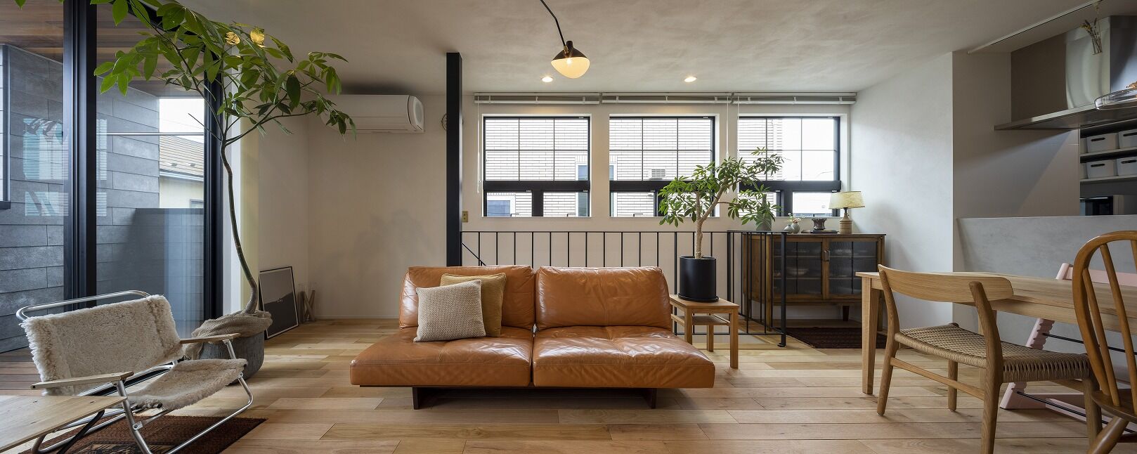 スタジオ・チッタ 【3000万円／32.3坪／間取り／2階リビング】異素材MIXが家具映えの秘密。住宅地でも“抜け感”のある家にの建築実例画像