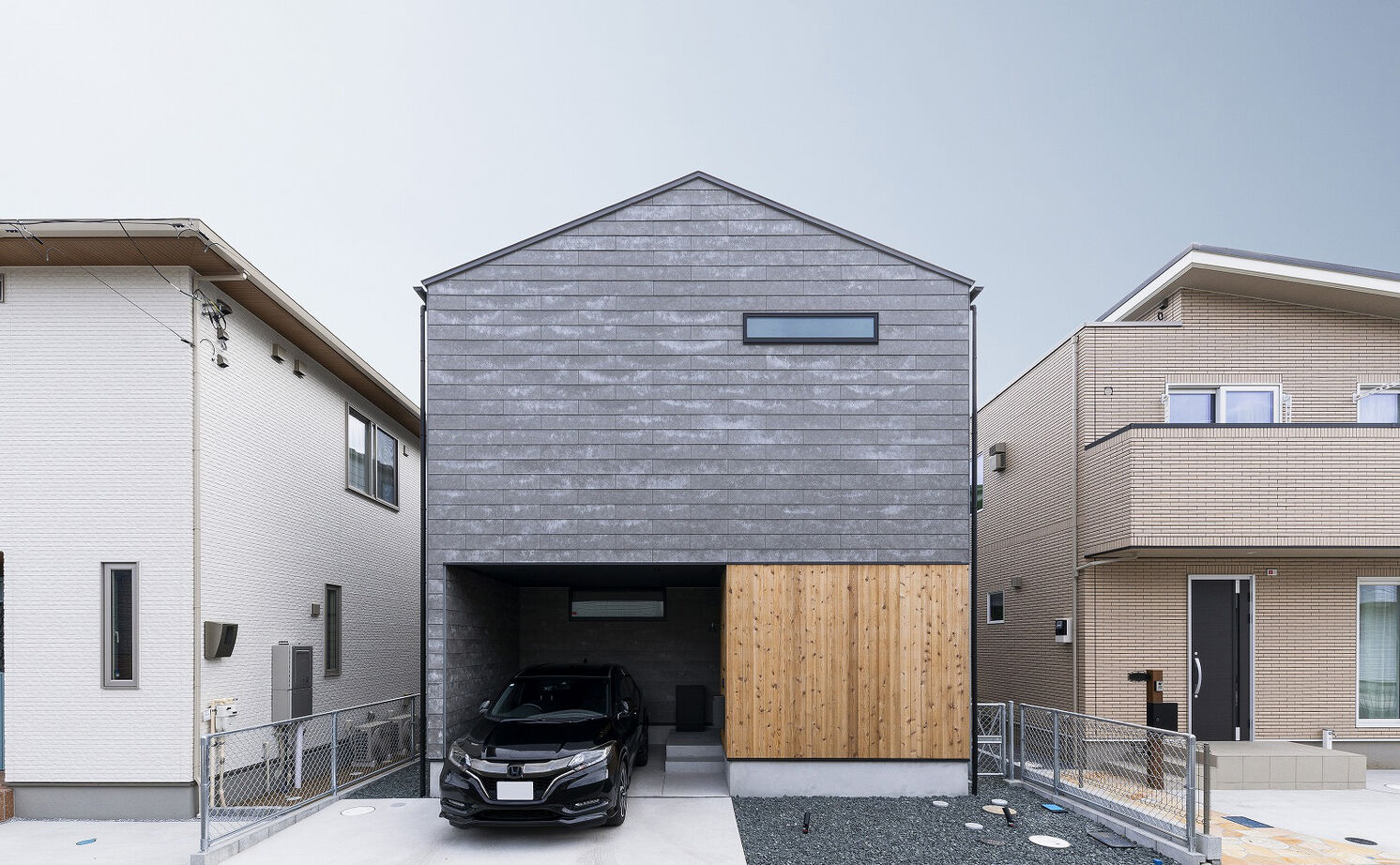 スタジオ・チッタ 【3000万円／32.3坪／間取り／2階リビング】異素材MIXが家具映えの秘密。住宅地でも“抜け感”のある家にの建築実例画像2