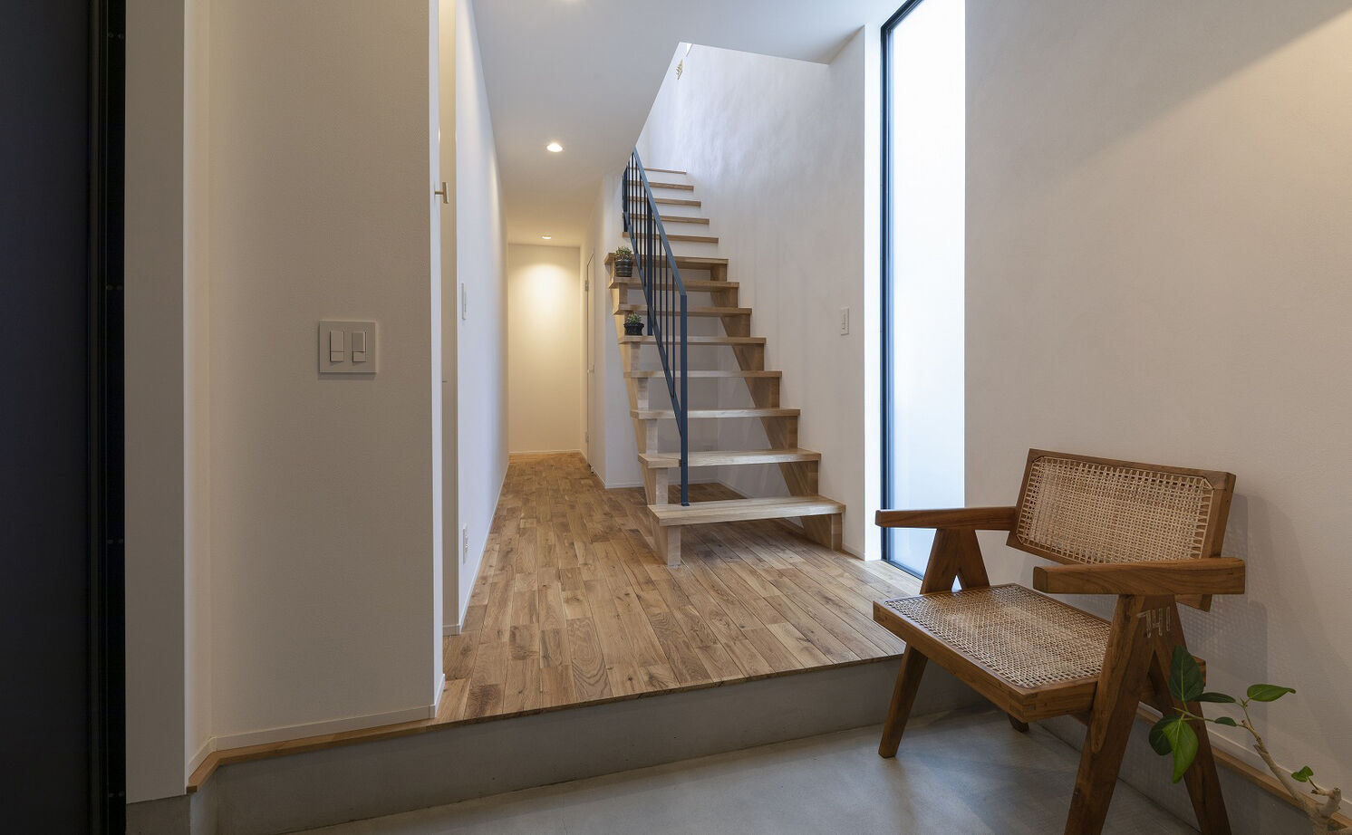 スタジオ・チッタ 【3000万円／32.3坪／間取り／2階リビング】異素材MIXが家具映えの秘密。住宅地でも“抜け感”のある家にの建築実例画像3