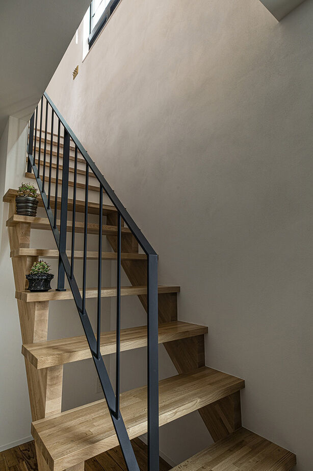 スタジオ・チッタ 【3000万円／32.3坪／間取り／2階リビング】異素材MIXが家具映えの秘密。住宅地でも“抜け感”のある家にの建築実例画像5