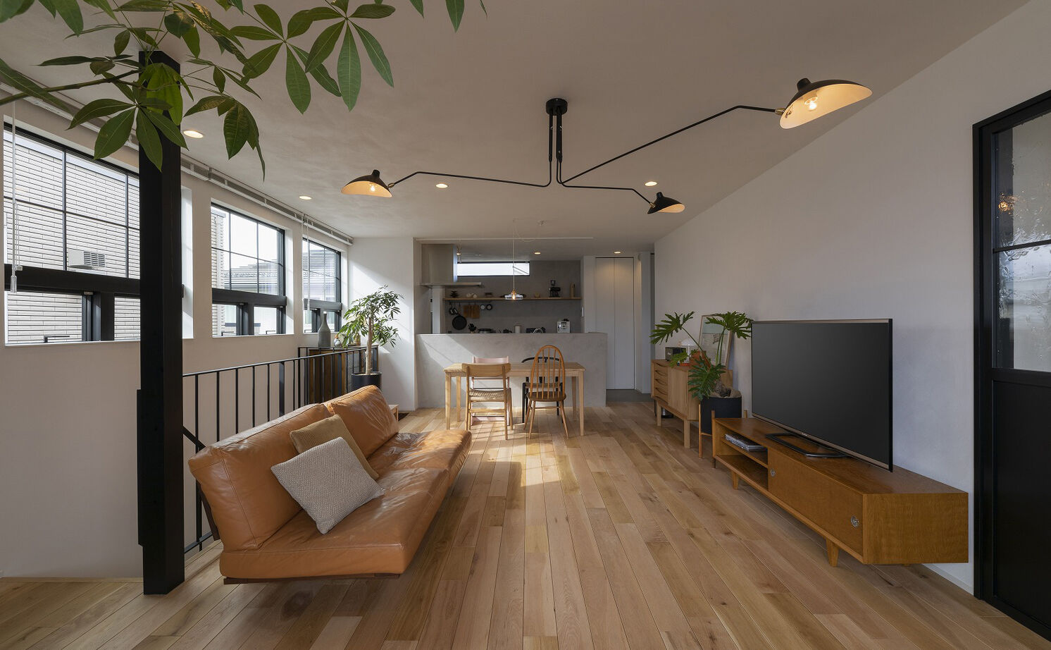 スタジオ・チッタ 【3000万円／32.3坪／間取り／2階リビング】異素材MIXが家具映えの秘密。住宅地でも“抜け感”のある家にの建築実例画像6