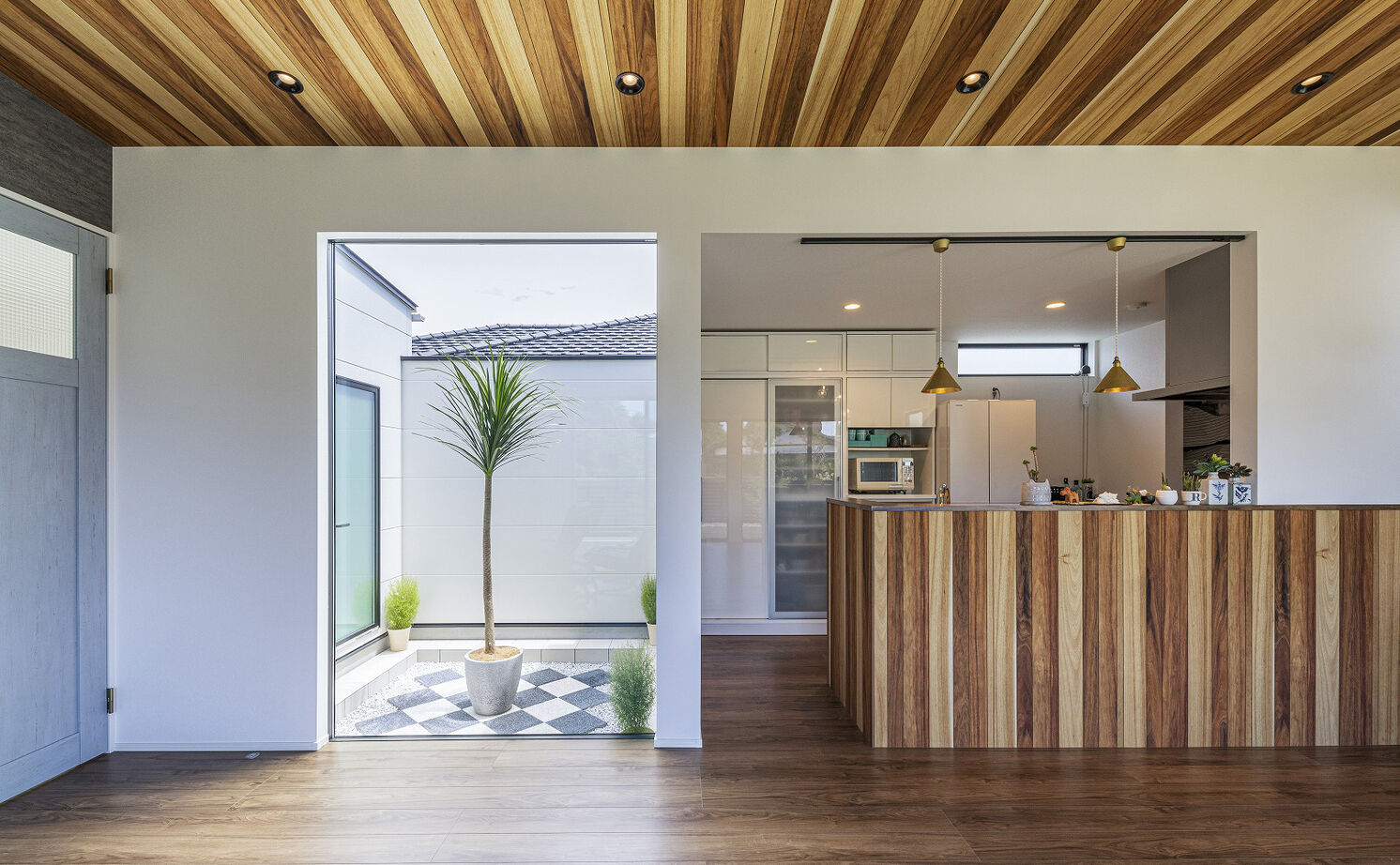 スタジオ・チッタ 【2620万円／29.4坪／間取り有／中庭／平屋】2つの中庭がもたらす光と開放感。リゾート気分を愉しむ平屋の建築実例画像4