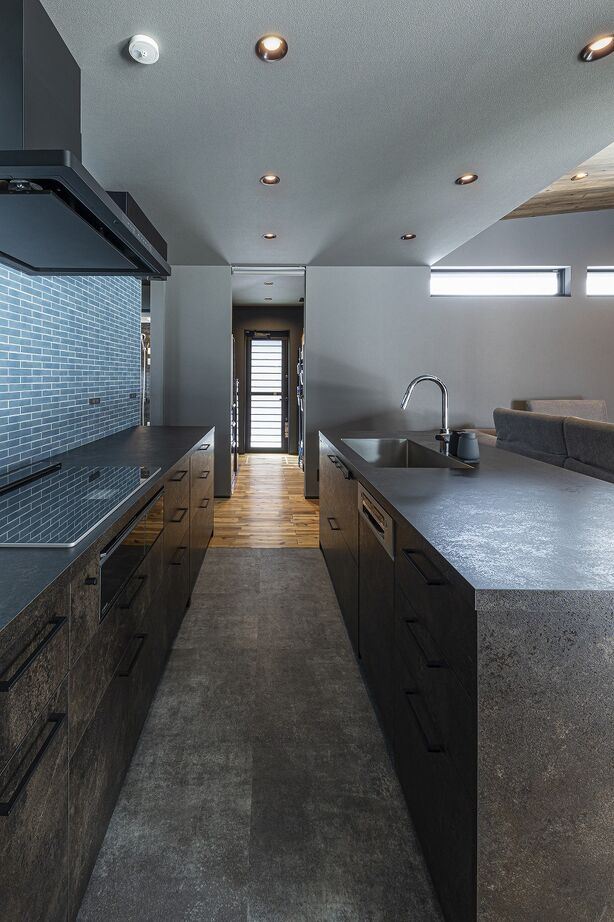 スタジオ・チッタ 【2630万円／25.4坪／間取り有／平屋】クルマ好きが叶えた超機能的でミニマルデザインのガレージハウスの建築実例画像4