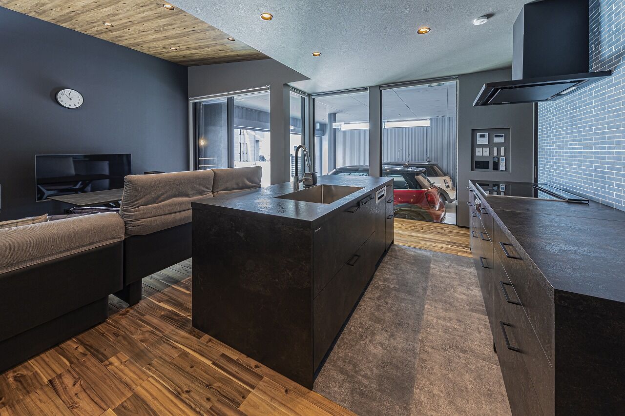 スタジオ・チッタ 【2630万円／25.4坪／間取り有／平屋】クルマ好きが叶えた超機能的でミニマルデザインのガレージハウスの建築実例画像5