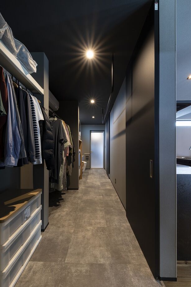 スタジオ・チッタ 【2630万円／25.4坪／間取り有／平屋】クルマ好きが叶えた超機能的でミニマルデザインのガレージハウスの建築実例画像9