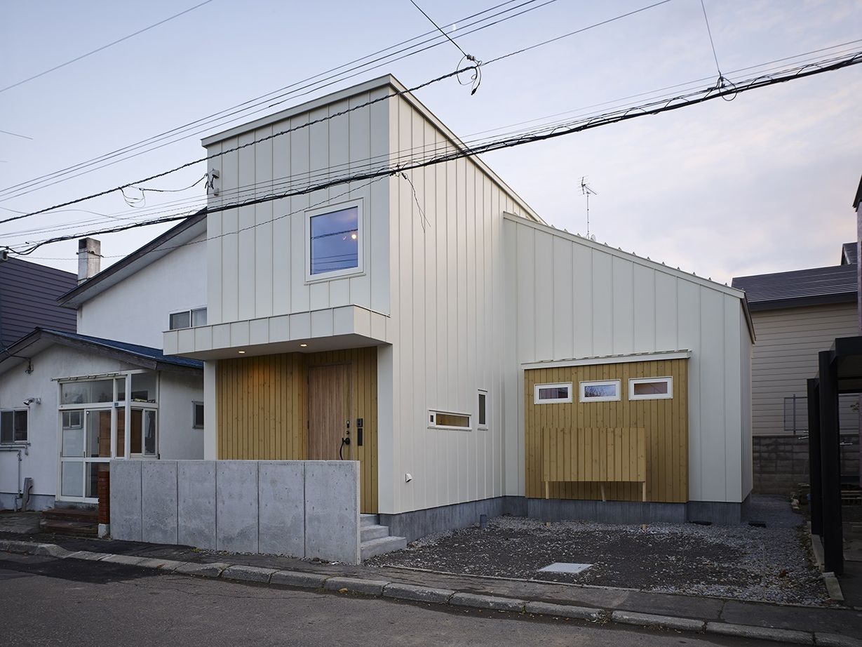 JOYハウス（西條産業） <札幌市/4人家族/32坪/天然素材/床暖房/壁面収納>本質的な心地良さを追求、狭小地の可能性を広げる家の建築実例画像3