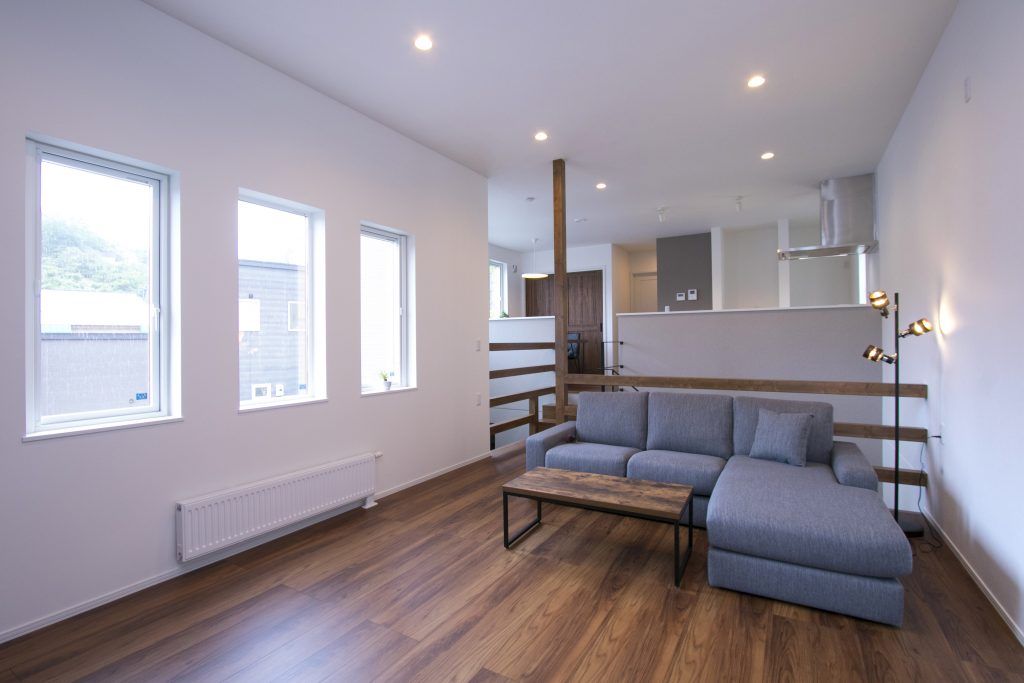 JOYハウス（西條産業） <小樽市/3LDK/カーポート>細長い土地を有効的に活かした設計力の光る、2階リビングの家の建築実例画像2