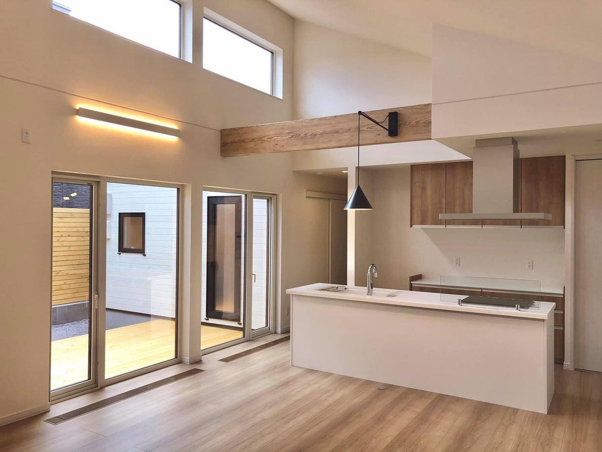 JOYハウス（西條産業） <小樽市/平屋/ウッドデッキ>吹上天井が開放的！駆け回る子どもたちを安心して見守れる子育てしやすい住まいの建築実例画像2