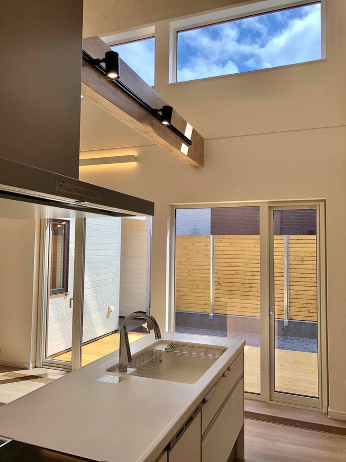 JOYハウス（西條産業） <小樽市/平屋/ウッドデッキ>吹上天井が開放的！駆け回る子どもたちを安心して見守れる子育てしやすい住まいの建築実例画像4