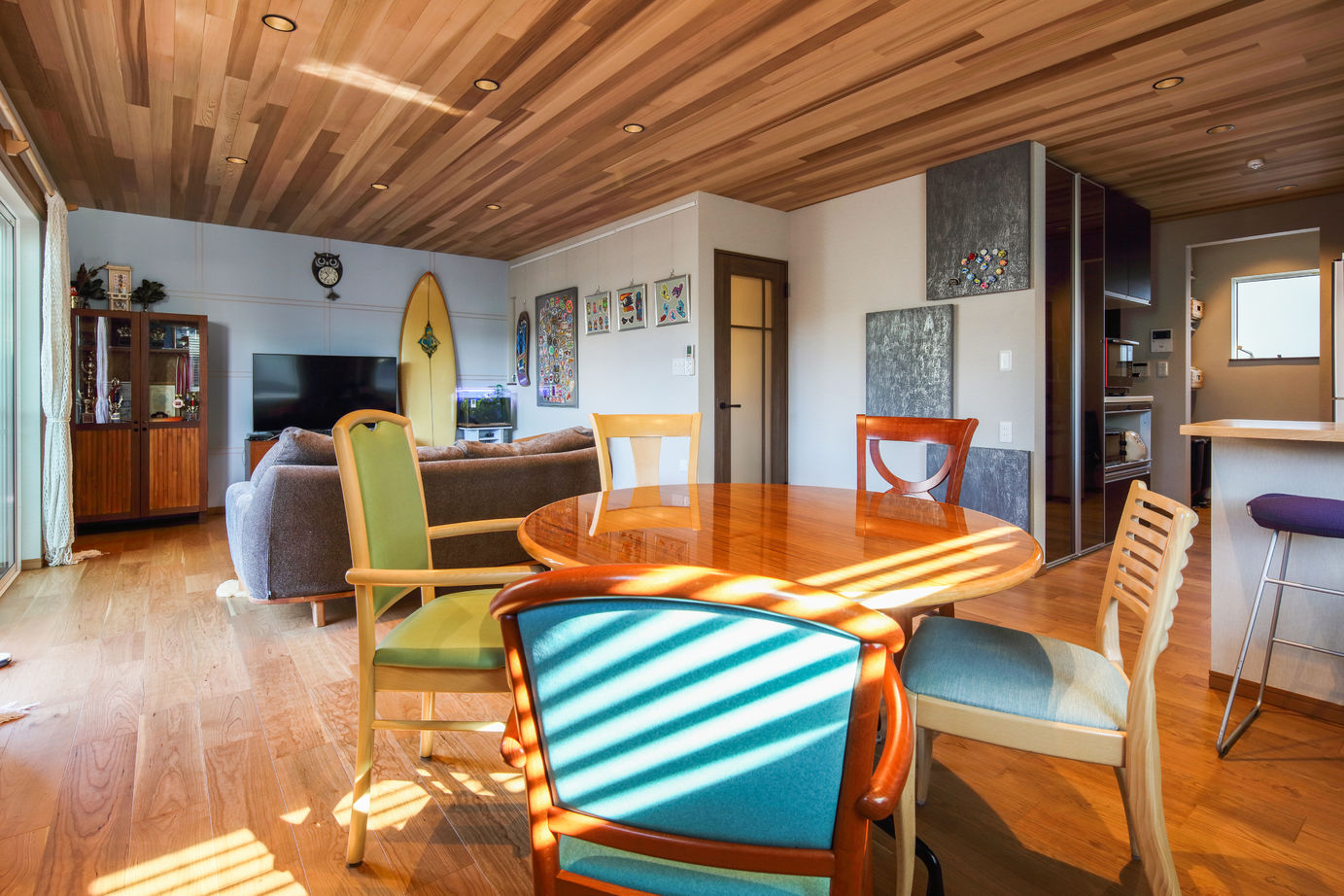 ハウスイズム建築設計事務所 【間取り有/ビルトインガレージ】セカンドリビングは愛犬と過ごす癒しの時間。夜は夫婦で語らうバータイムの建築実例画像2