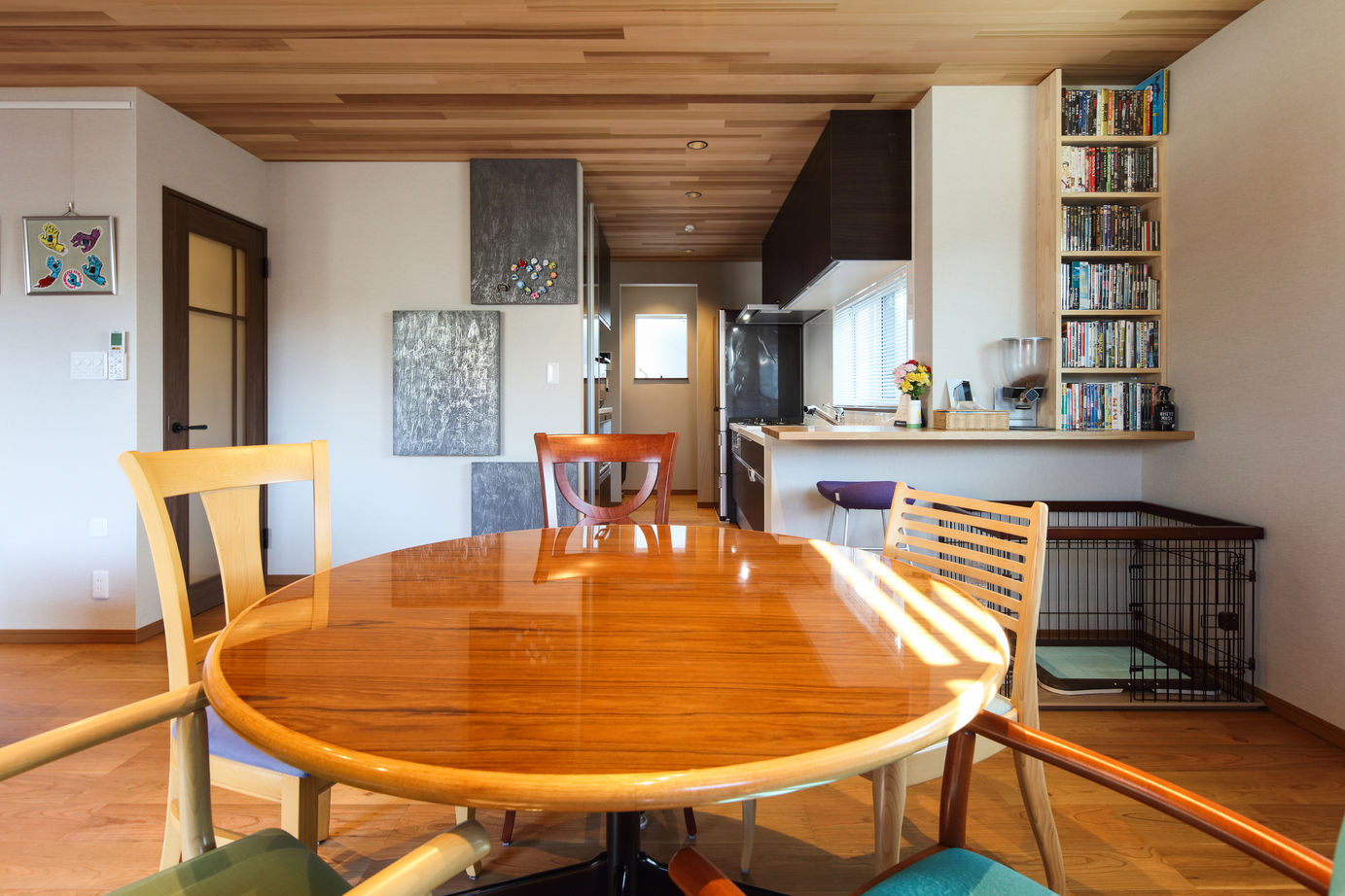 ハウスイズム建築設計事務所 【間取り有/ビルトインガレージ】セカンドリビングは愛犬と過ごす癒しの時間。夜は夫婦で語らうバータイムの建築実例画像4