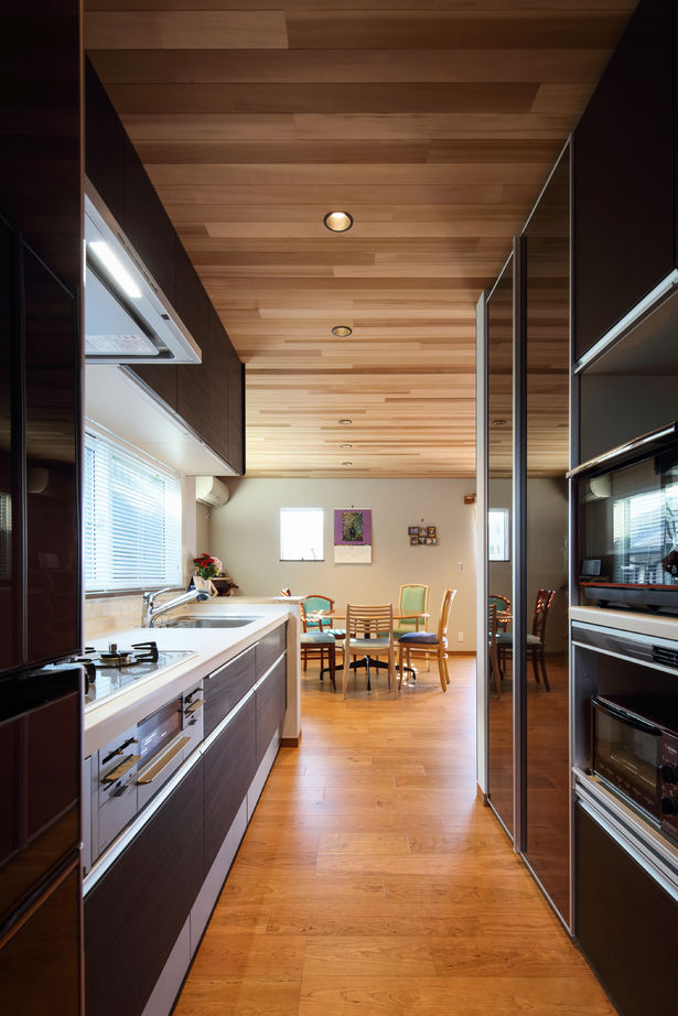 ハウスイズム建築設計事務所 【間取り有/ビルトインガレージ】セカンドリビングは愛犬と過ごす癒しの時間。夜は夫婦で語らうバータイムの建築実例画像5