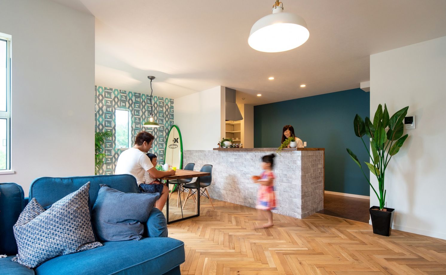 ハウスイズム建築設計事務所 【2150万円/間取り有/サーファーズハウス】ウッドデッキで囲む食卓。家族も友人も集まる、西海岸スタイルの建築実例画像2