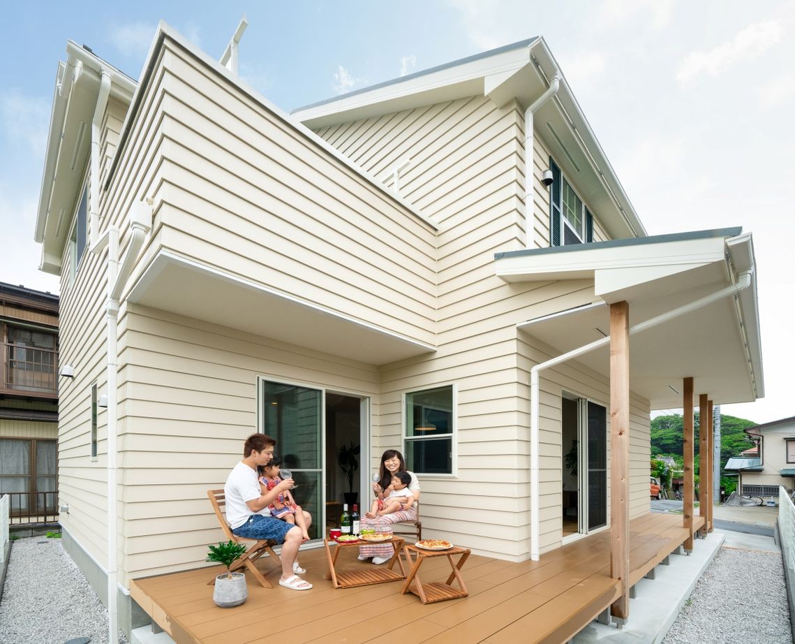 ハウスイズム建築設計事務所 【2150万円/間取り有/サーファーズハウス】ウッドデッキで囲む食卓。家族も友人も集まる、西海岸スタイルの建築実例画像4