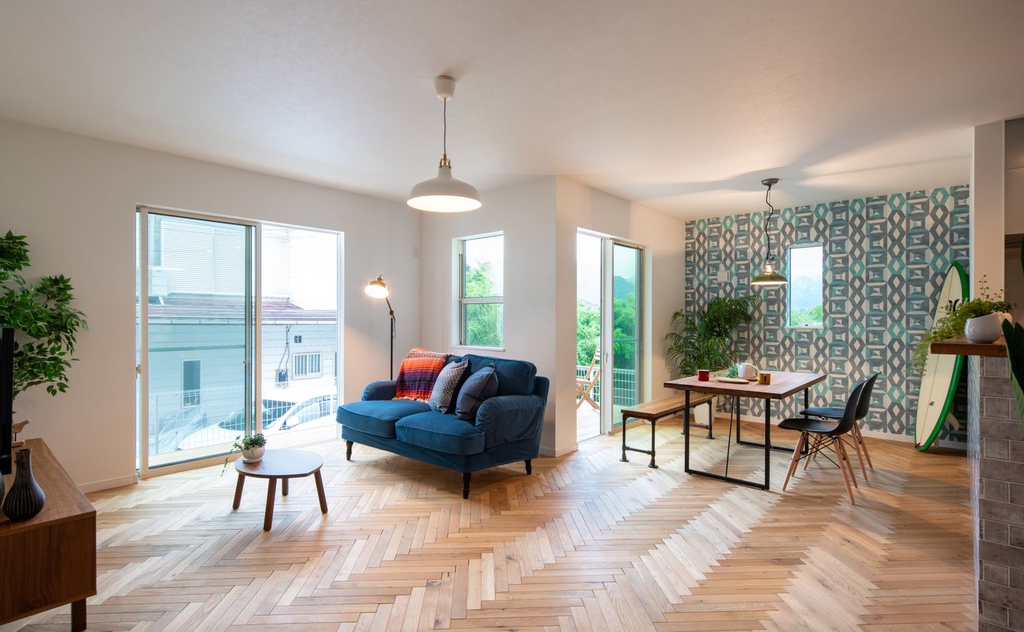 ハウスイズム建築設計事務所 【2150万円/間取り有/サーファーズハウス】ウッドデッキで囲む食卓。家族も友人も集まる、西海岸スタイルの建築実例画像5