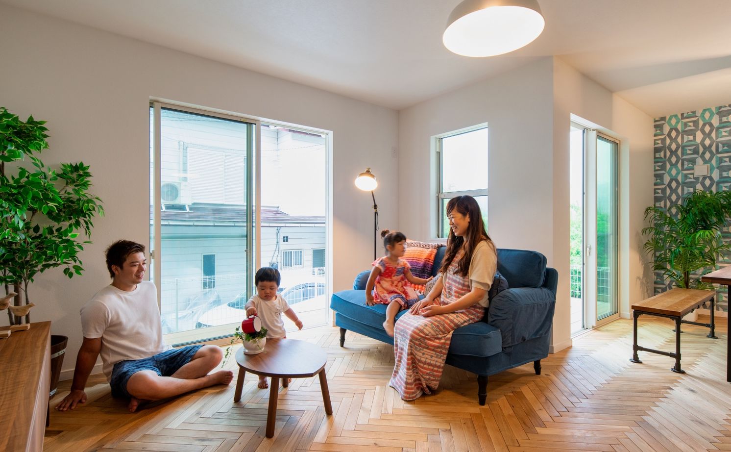 ハウスイズム建築設計事務所 【2150万円/間取り有/サーファーズハウス】ウッドデッキで囲む食卓。家族も友人も集まる、西海岸スタイルの建築実例画像6