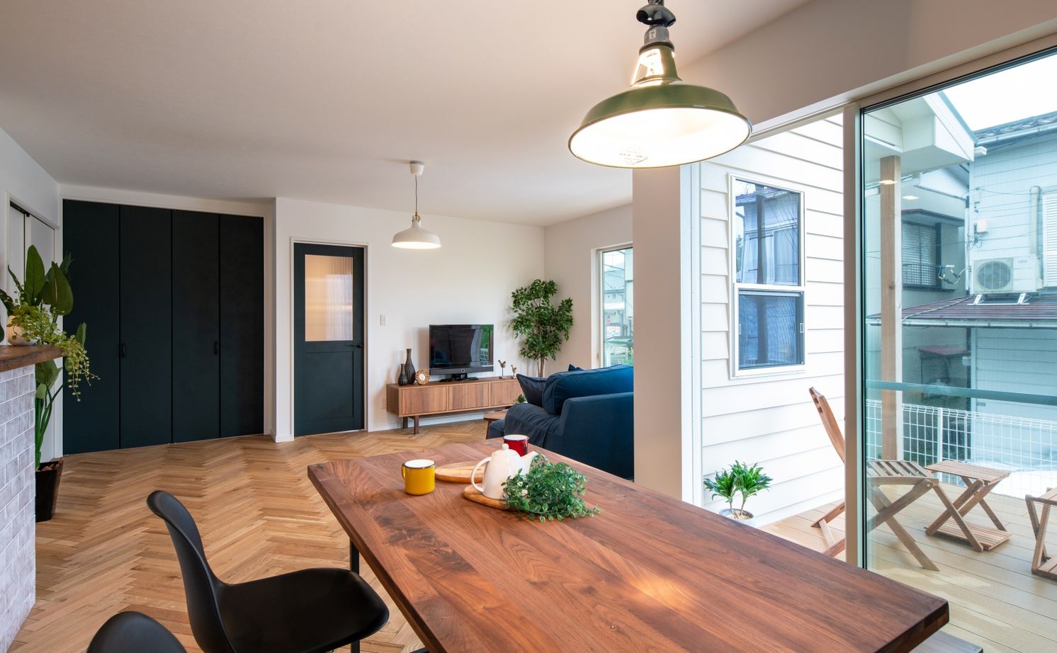 ハウスイズム建築設計事務所 【2150万円/間取り有/サーファーズハウス】ウッドデッキで囲む食卓。家族も友人も集まる、西海岸スタイルの建築実例画像7