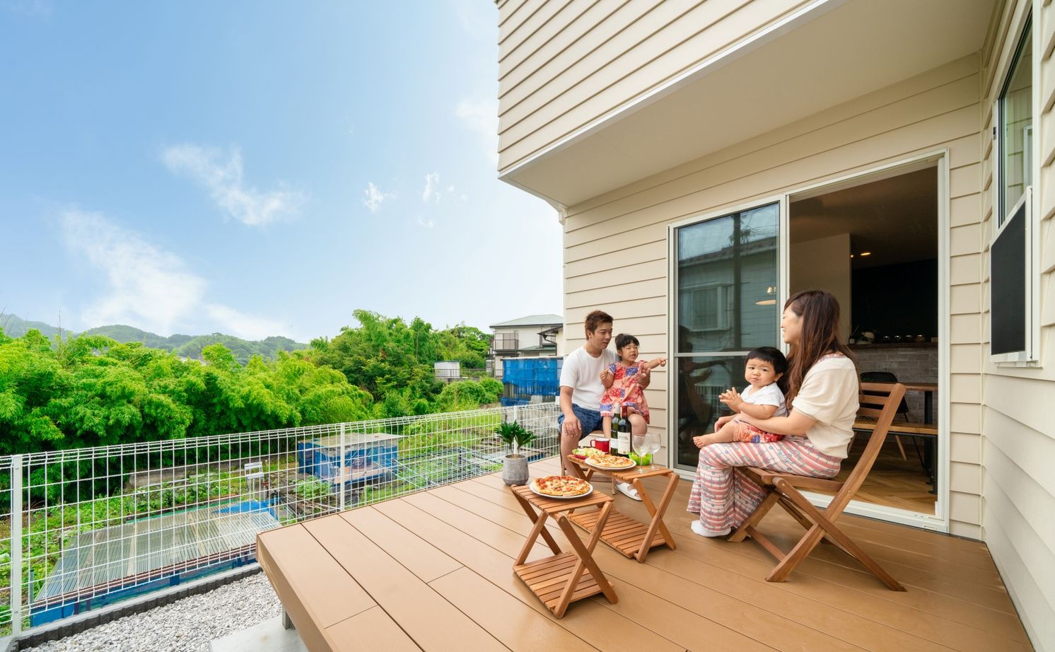 ハウスイズム建築設計事務所 【2150万円/間取り有/サーファーズハウス】ウッドデッキで囲む食卓。家族も友人も集まる、西海岸スタイルの建築実例画像8