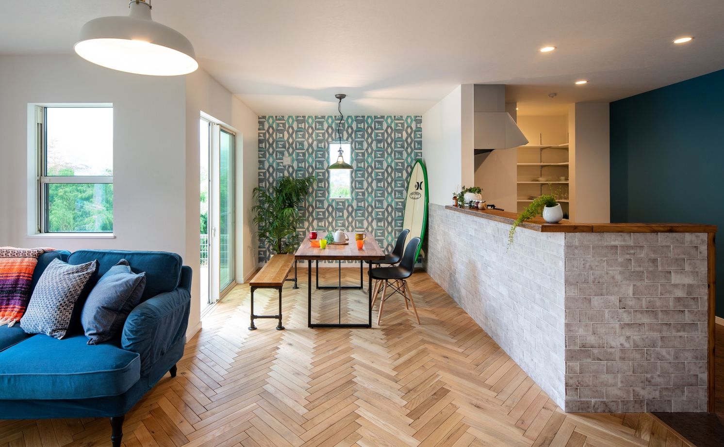 ハウスイズム建築設計事務所 【2150万円/間取り有/サーファーズハウス】ウッドデッキで囲む食卓。家族も友人も集まる、西海岸スタイルの建築実例画像9