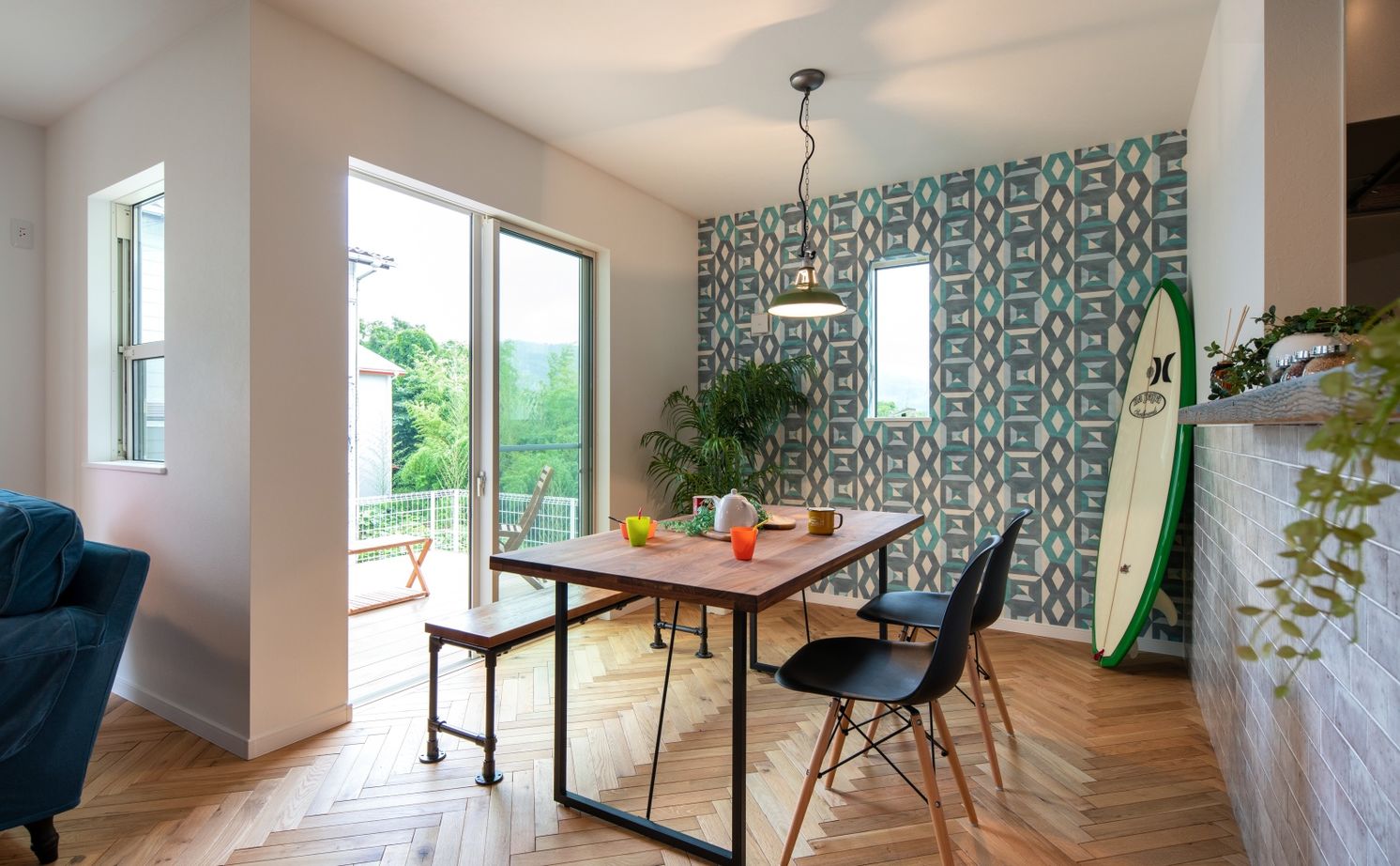 ハウスイズム建築設計事務所 【2150万円/間取り有/サーファーズハウス】ウッドデッキで囲む食卓。家族も友人も集まる、西海岸スタイルの建築実例画像10