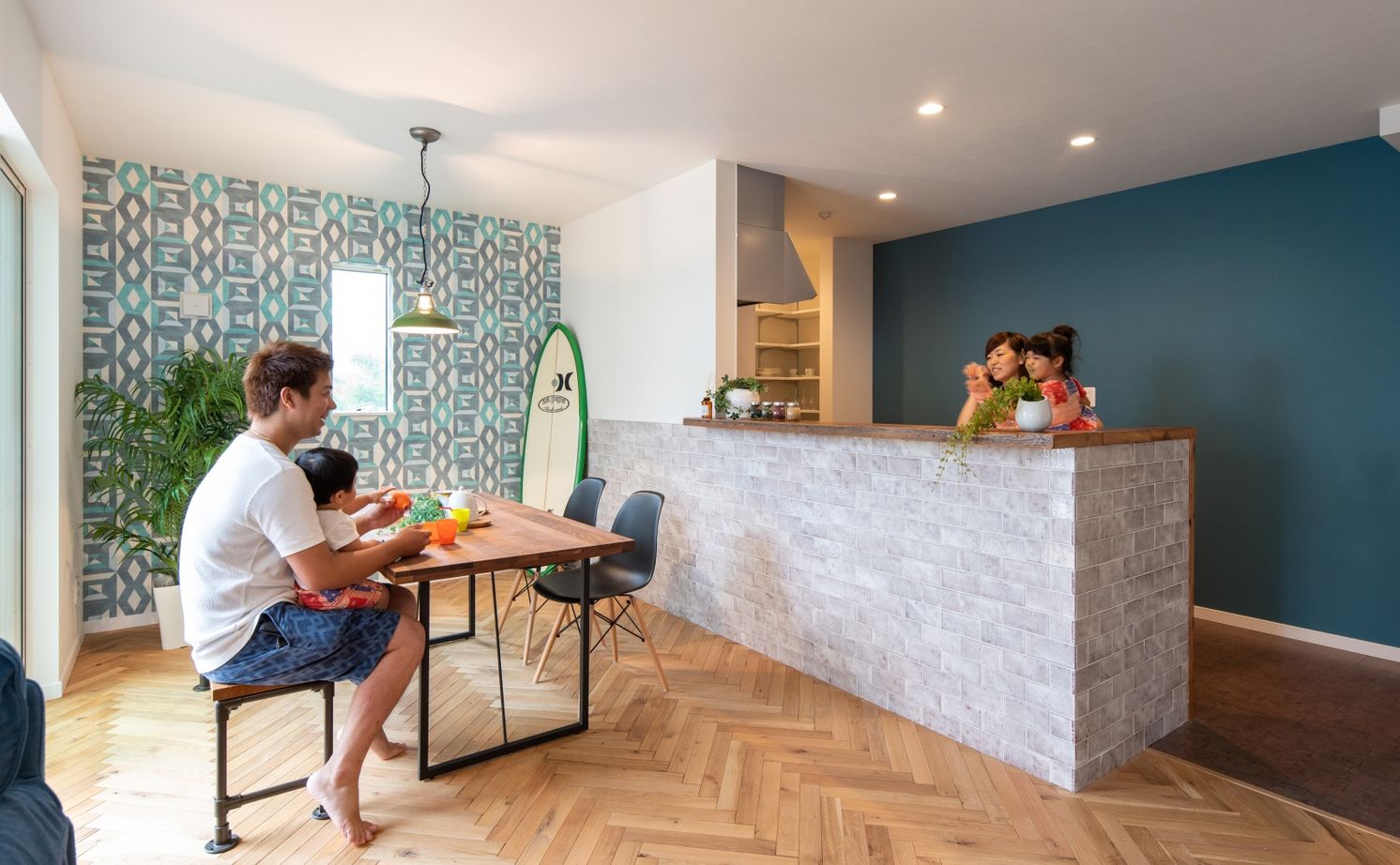 ハウスイズム建築設計事務所 【2150万円/間取り有/サーファーズハウス】ウッドデッキで囲む食卓。家族も友人も集まる、西海岸スタイルの建築実例画像11