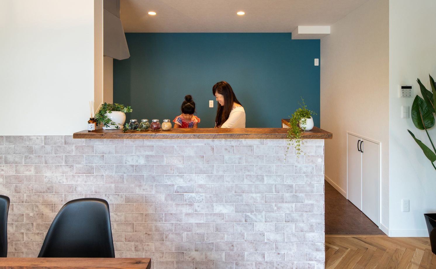 ハウスイズム建築設計事務所 【2150万円/間取り有/サーファーズハウス】ウッドデッキで囲む食卓。家族も友人も集まる、西海岸スタイルの建築実例画像12