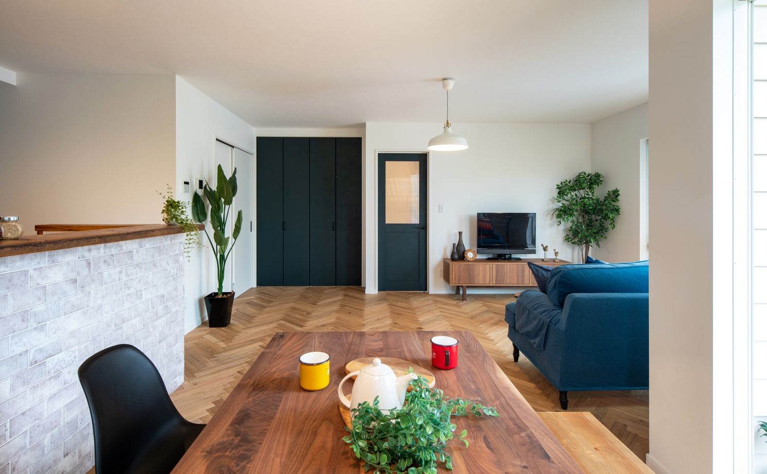 ハウスイズム建築設計事務所 【2150万円/間取り有/サーファーズハウス】ウッドデッキで囲む食卓。家族も友人も集まる、西海岸スタイルの建築実例画像13