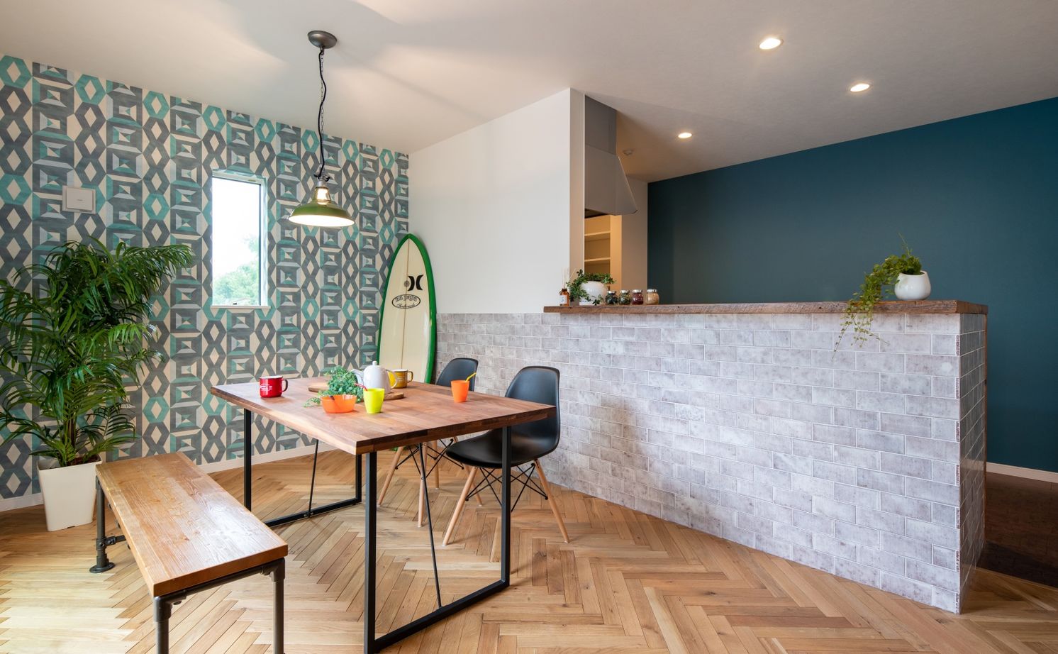 ハウスイズム建築設計事務所 【2150万円/間取り有/サーファーズハウス】ウッドデッキで囲む食卓。家族も友人も集まる、西海岸スタイルの建築実例画像14