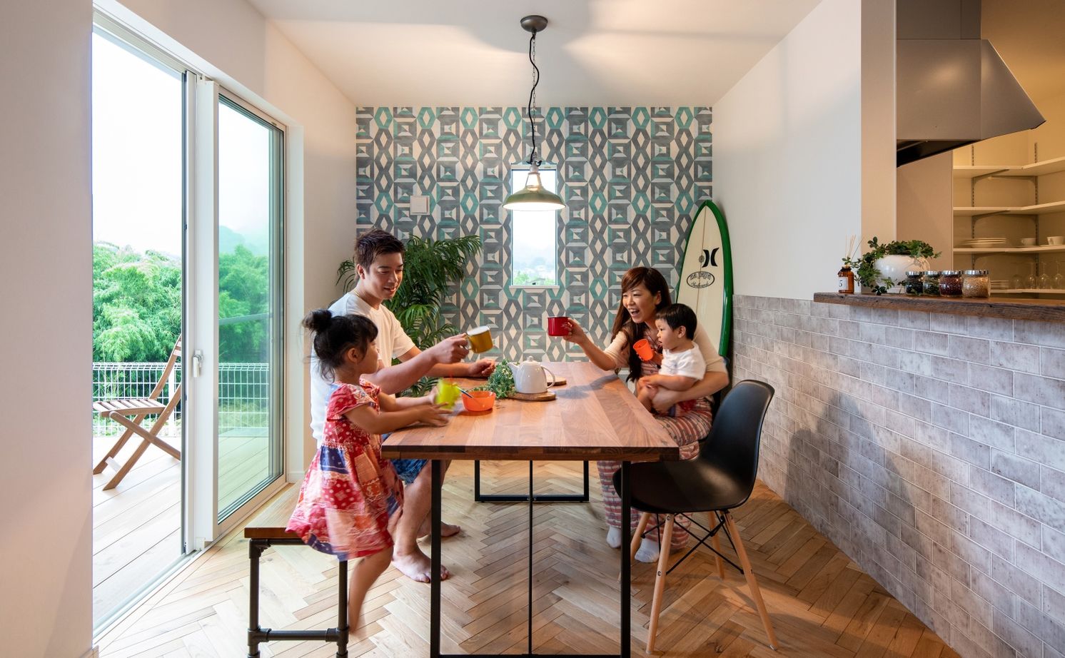 ハウスイズム建築設計事務所 【2150万円/間取り有/サーファーズハウス】ウッドデッキで囲む食卓。家族も友人も集まる、西海岸スタイルの建築実例画像20