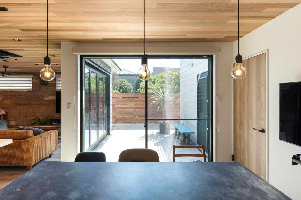 ハウスイズム建築設計事務所 【2670万円/40坪台/間取り有】中庭で家族や友人とBBQ。コの字型の家が、外と中をやさしくつなぐの建築実例画像2