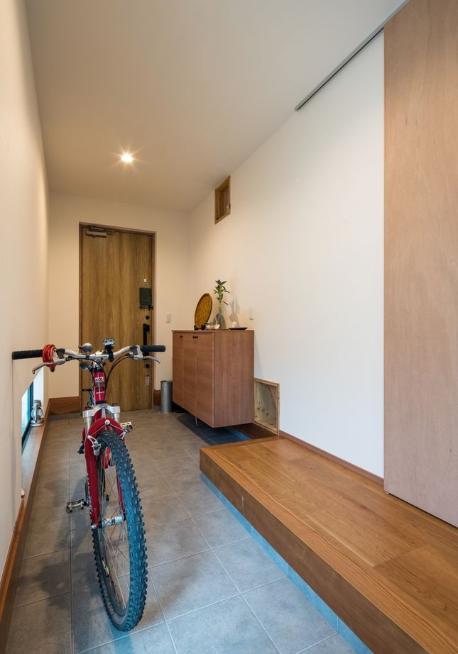 ハウスイズム建築設計事務所 【2180万円/30坪台/間取り有】自転車のまま玄関土間へ。趣味と暮らしが自然につながる、遊び心満載の家の建築実例画像7