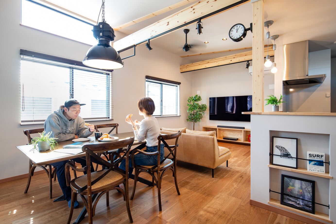 ハウスイズム建築設計事務所 【2230万円/間取り有】バイクを磨き、釣り道具を整える。ガレージで趣味に没頭できる、自分だけの秘密基地の建築実例画像2