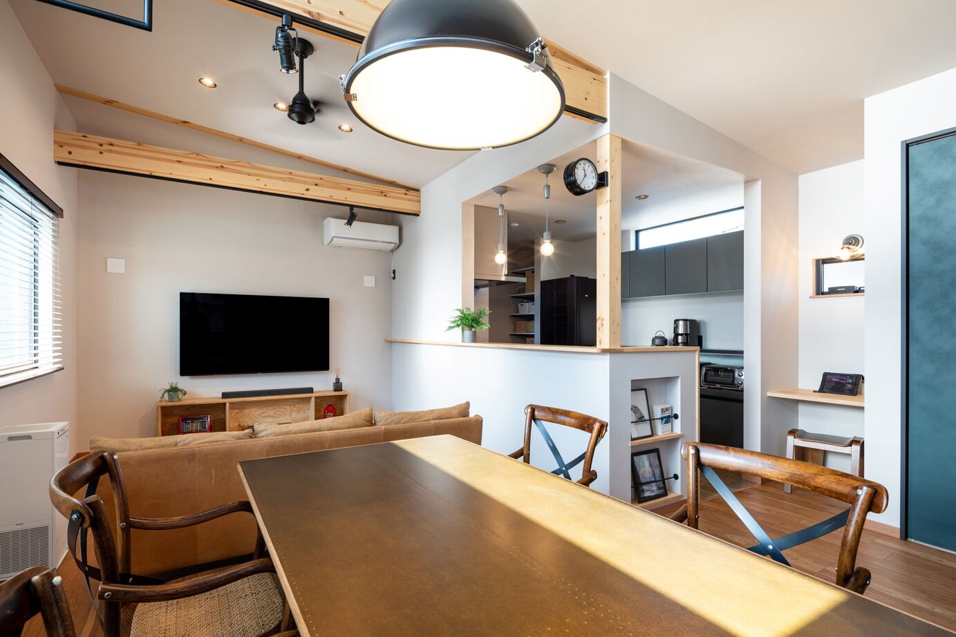 ハウスイズム建築設計事務所 【2230万円/間取り有】バイクを磨き、釣り道具を整える。ガレージで趣味に没頭できる、自分だけの秘密基地の建築実例画像6