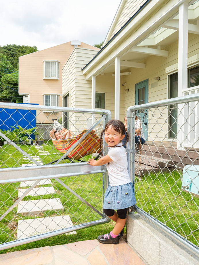 ハウスイズム建築設計事務所 【2700万円/30坪台/平屋風/間取り有】ハンモックに揺られながら、風を感じる。ウッドデッキが家族の特等席の建築実例画像4