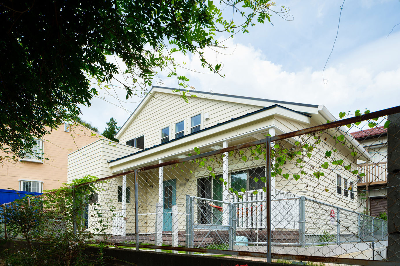 ハウスイズム建築設計事務所 【2700万円/30坪台/平屋風/間取り有】ハンモックに揺られながら、風を感じる。ウッドデッキが家族の特等席の建築実例画像17