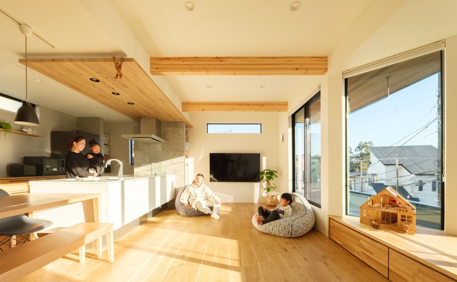 ハウスイズム建築設計事務所 【3044万円/40坪台/間取り有】キッチンから見える斜めの窓。料理の合間に、空の色を楽しむひとときの建築実例画像2