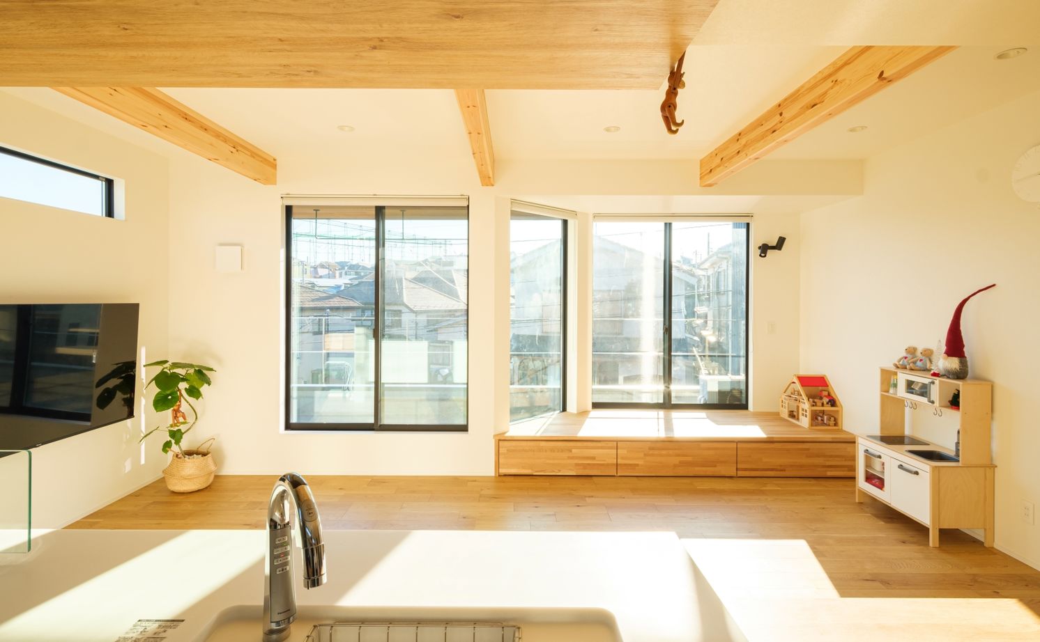 ハウスイズム建築設計事務所 【3044万円/40坪台/間取り有】キッチンから見える斜めの窓。料理の合間に、空の色を楽しむひとときの建築実例画像4