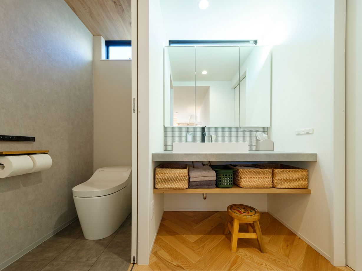 ハウスイズム建築設計事務所 【3044万円/40坪台/間取り有】キッチンから見える斜めの窓。料理の合間に、空の色を楽しむひとときの建築実例画像5