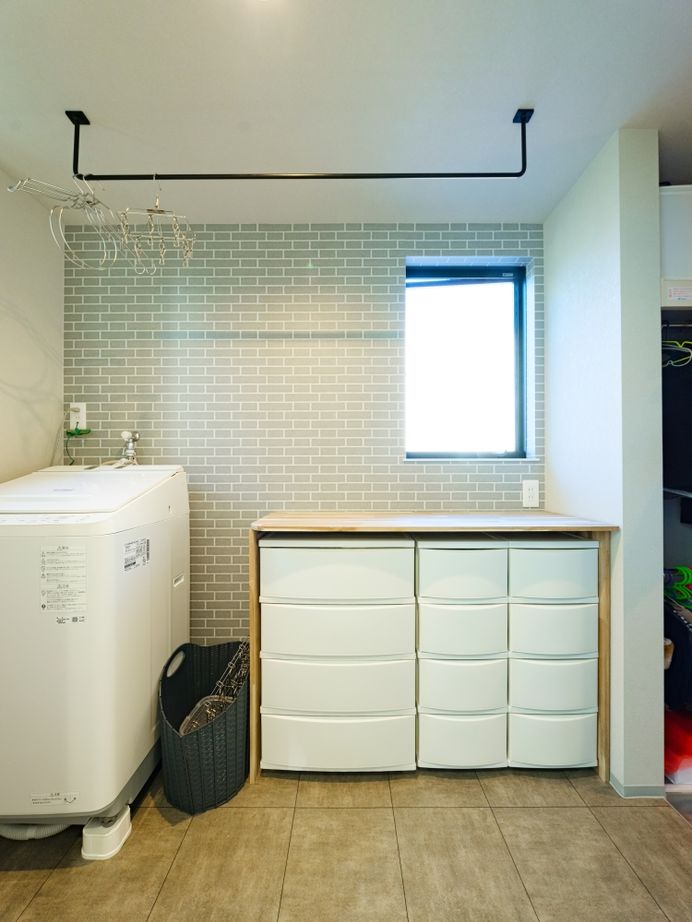 ハウスイズム建築設計事務所 【3044万円/40坪台/間取り有】キッチンから見える斜めの窓。料理の合間に、空の色を楽しむひとときの建築実例画像6